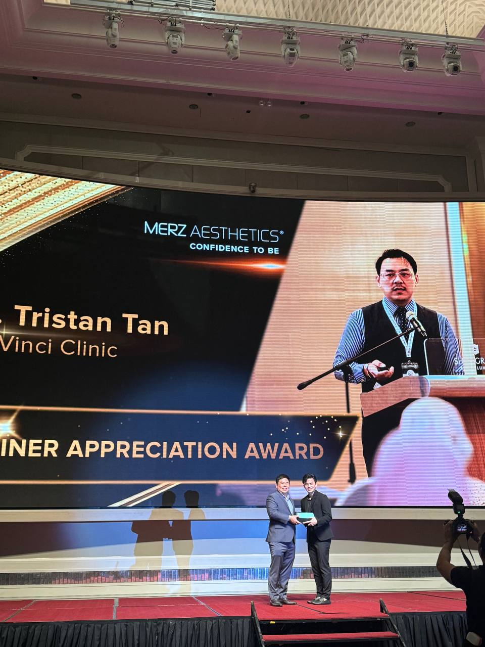 Dr Tristan Tan receiving the Merz Aesthetic Trainer Appreciation Award 2024