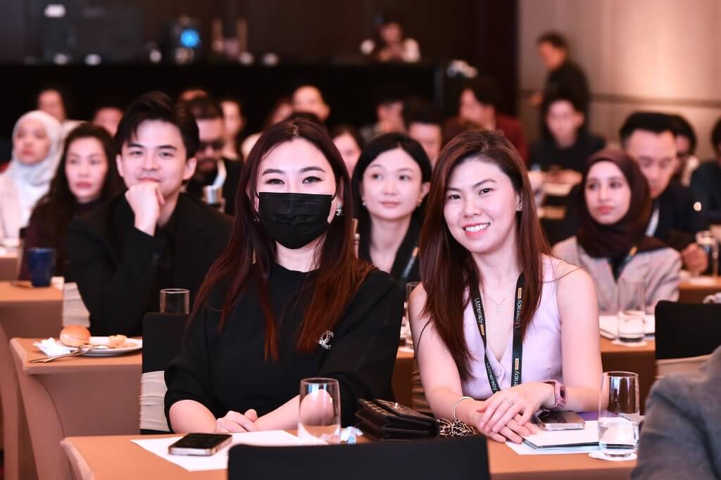 Ms. Christina Tan (Co-Founder of Da Vinci Clinic), with aspiring Da Vinci doctors