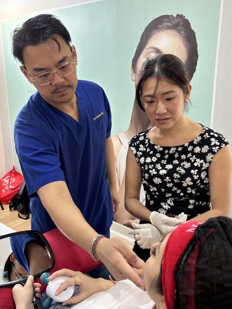 Junior doctors practicing Neauvia injection techniques with Dr. Tristan observing and guiding during a hands-on training session at Da Vinci Clinic.