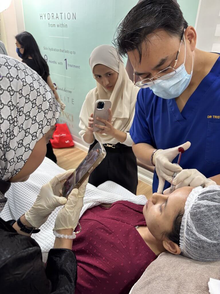 Dr. Tristan demonstrating Neauvia injection techniques to junior doctors during an in-house training session at Da Vinci Clinic.