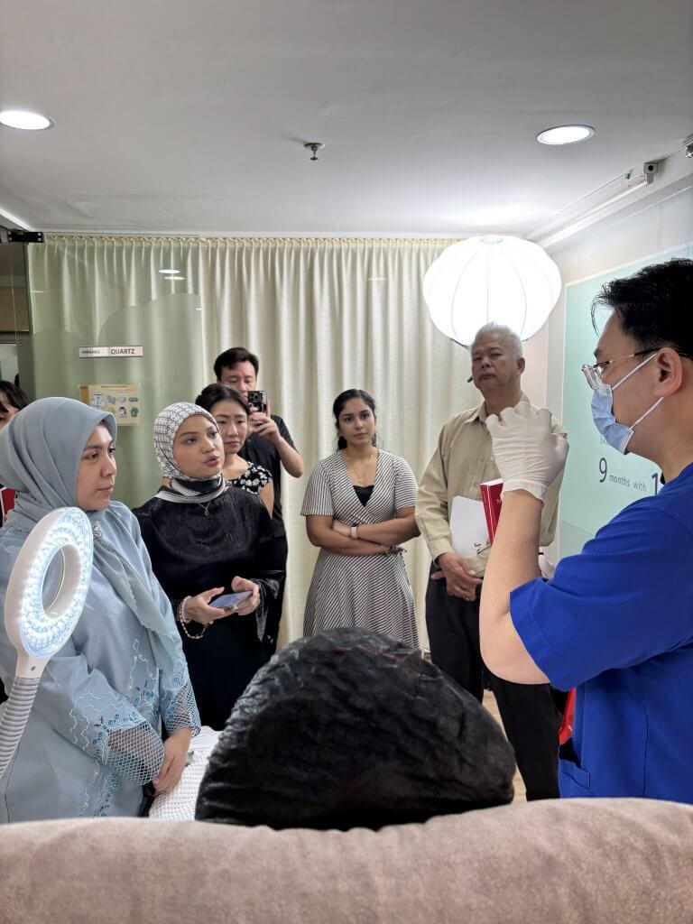 Dr. Tristan demonstrating Neauvia injection techniques to junior doctors during an in-house training session at Da Vinci Clinic.